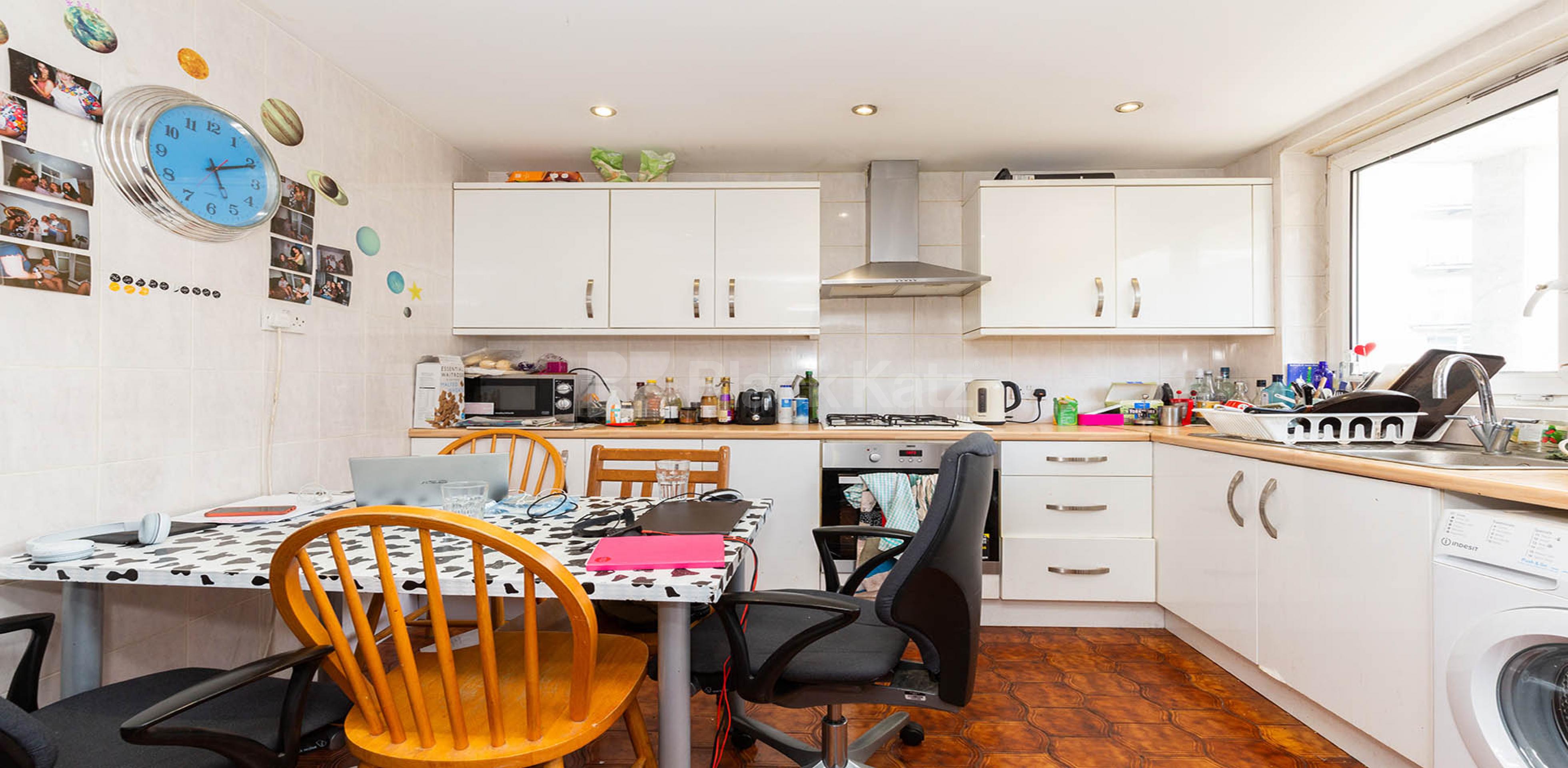 			PERFECT FOR 3 OR 4 SHARERS!, 3 Bedroom, 1 bath, 1 reception Flat			 Banner Street, OLD STREET EC1Y